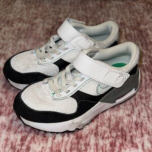 New Boys White and Black NIKE AIRMAX Athletic Sneakers Size 12C